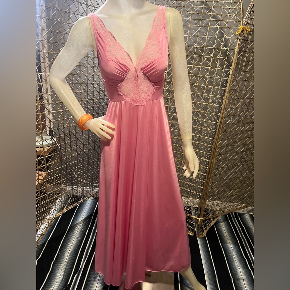 Rare vintage 1970’s pink Olga body silk nightgown